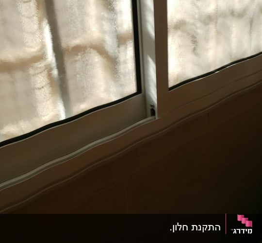 חלון אלומיניום עם זכוכית מטושטשת